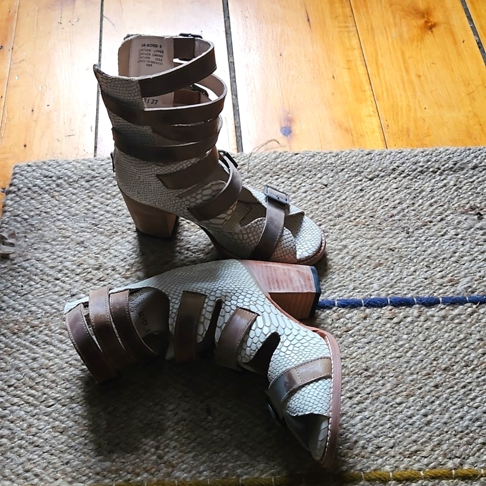 Freebird Bond white croc embossed boots size 9